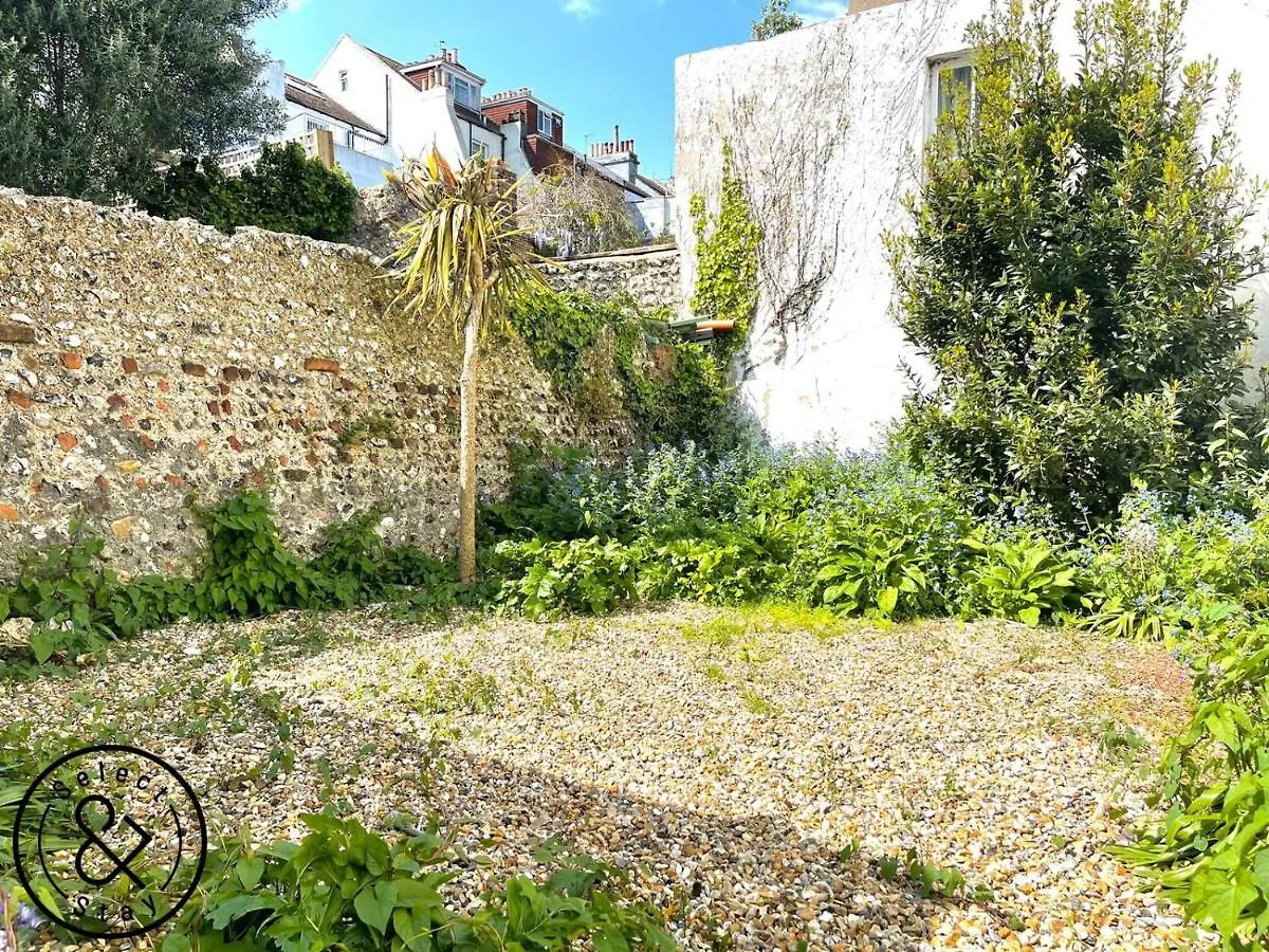 2-Bed Apartment With Garden In Vibrant Brighton District