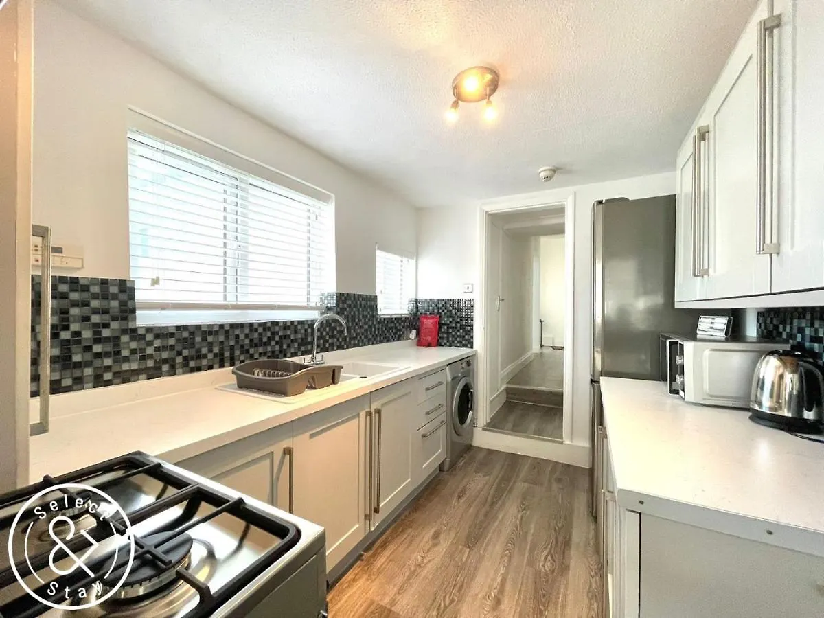 2-Bed Apartment With Garden In Vibrant Brighton District